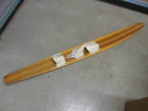 lot 403 image: (EC1) Vintage White Bear Wood Slalom Water Ski - 68 58 Long