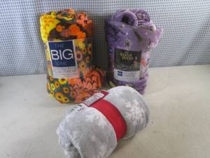 lot 54 image: (EW4) 3 Plush Throws...