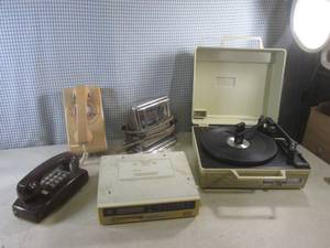 lot 112 image: (EW7) Vintage Record Player, Phones, Toaster and Under Counter RadioCassette Player - Untested As-Is