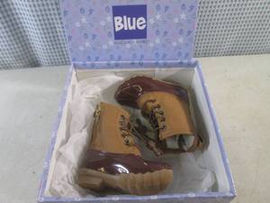 lot 121 image: (BSB) Pair of New Kids Winter Boots Size 6