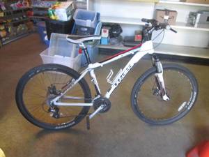 lot 124 image: (EW1) 26 Trek 3700 3 Series 21-Speed Bicycle with Aluminum Frame, Front Shocks and Front & Rear Disc Brakes Bike