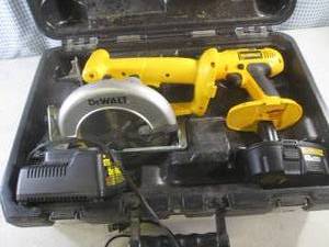 lot 130 image: (EC1) Dewalt 18V VSR Cordless Hammer Drill and 6 12 Circular Saw with Battery and Charger in Case - Battery Tested Bad On Charger