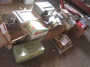 lot 16 image: (DLR) Large Assortment of Misc Vintage Etc - See Photos