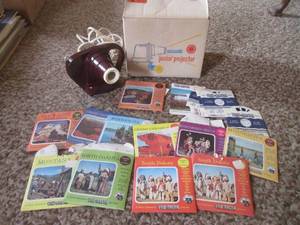 lot 43 image: (DLR) Vintage View-Master Junior Projector with Assorted Reels and Original Box