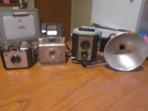 lot 60 image: (K) 3 Vintage Cameras Kodak ...