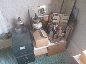 lot 62 image: (UR2) Large Assortment of Misc Vintage This and That - Who Knows What You Will Find