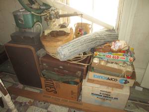 lot 64 image: (UR1) Large Assortment of Misc Vintage This and That - Who Knows What You Will Find