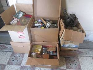 lot 65 image: (UR1) Large Assortment of Misc Vintage This and That - Who Knows What You Will Find