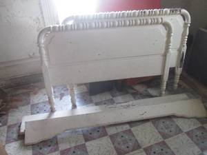lot 66 image: (UR1) Vintage Wood Full Size Bed Frame