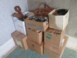 lot 71 image: (UR2) Large Assortment of Misc Vintage This and That - Who Knows What You Will Find