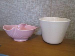 lot 80 image: (UR2) 2 Vintage Planters - Pink Weller and 6 White Hull #30