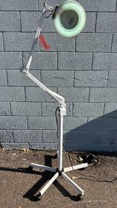 lot 3 image: SkinAct M-2021&nbspRound 5x Diopter&nbspLuminescent Magnifier Magnifying Mobile Floor Lamp - In Excellent Working Condition