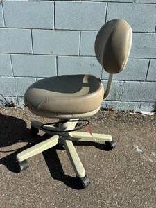 lot 10 image: WOW MSRP $1200 Midmark Hand Operated Air Lift Mobile Height Adjustable Dental Clinic Stool Chair - Excellent Working Condition