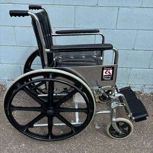 lot 30 image: Everest &amp Jennings Vista Patient Wheelchair