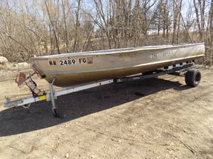 lot 7 image: 14 Alumacraft Boat with Calkins Trailer