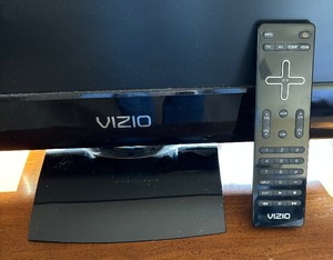 lot 43 image: Visio 26 TV with Remote