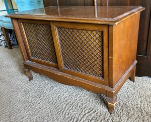 lot 44 image: Petite Vintage Cabinet