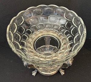 lot 46 image: Elegant Vintage Serving Dish