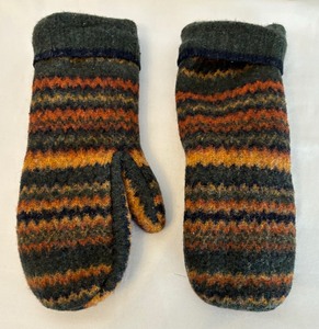 lot 127 image: Gloves and Mittens