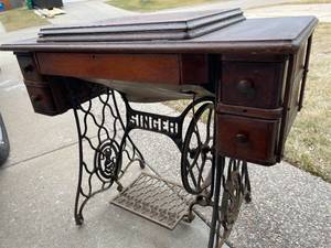 lot 270 image: Vintage Four Drawer Singer Sewing Machine