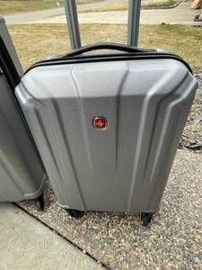 lot 271 image: Swiss Gear Luggage Set