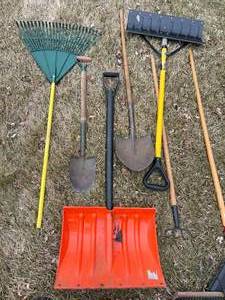 lot 274 image: Long Handled Outdoor Tools