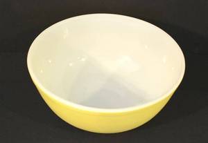 lot 211 image: Collectible Yellow Pyrex Mixing Bowl