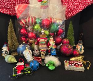 lot 213 image: Festive Holiday Decor Options