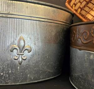 lot 236 image: Sweet Set of Tins & a Basket