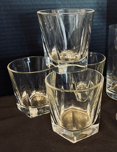 lot 243 image: Clear Glassware Grouping