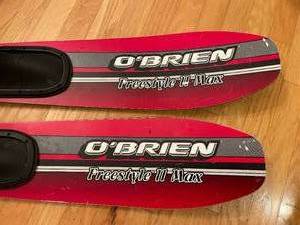 lot 284 image: OBrien Freestyle II Max Water Skis