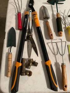 lot 317 image: Gardening Hand Tools
