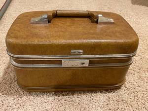 lot 322 image: Vintage American Tourister Luggage Set