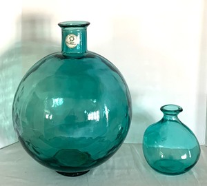 lot 77 image: Set of Beautiful Aqua  Teal Decorative Vases