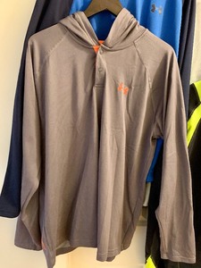 lot 86 image: Grouping of Mens Under Armour Long Sleeve Shirts