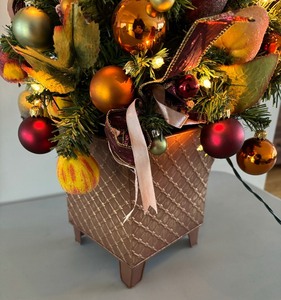 lot 248 image: Festive Tree Decor