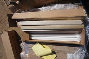 lot 86 image: 20 - Bayer Built White Square Stair Rail Baluster Stair Spindles