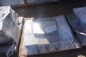 lot 112 image: Pallet of 20 - 16 Straight Faced Retaining Wall Block Wall Caps