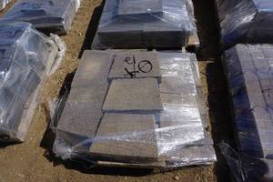 lot 115 image: Pallet of 12 - 18  Square Faced Retaining Wall Block Wall Caps