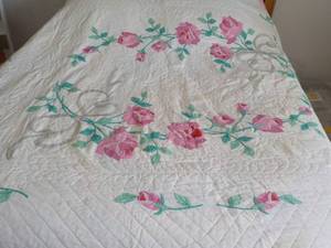 lot 1 image: Vintage Hand Stitched Quilt 10287 Absolutely Stunning