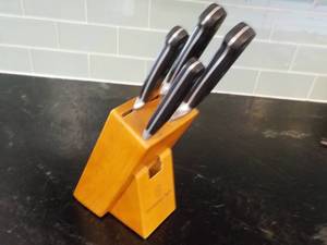 lot 2 image: Wolfgang Puck 5 pc Like New Knife Set Block Set