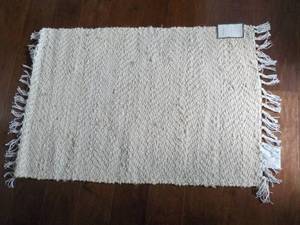 lot 34 image: Threshold New Accent Rug 24 x 36...
