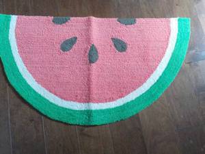 lot 35 image: Momeni New Watermelon Entry Rug 18 x 36