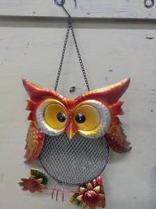 lot 53 image: Hanging Owl Metal Outdoor Dcor...