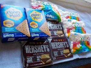 lot 90 image: Smores Kit- past best date...