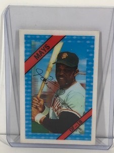 lot 102 image: Lot of 4 Baseball Cards - 1972 Kelloggs XO Graph 3-D Willie Mays No. 42 of 57 and More