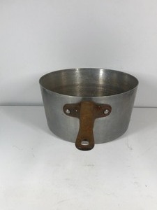 lot 144 image: Vintage Wear-Ever 4348 12 Aluminum Campfire Sauce Stock Pan Pot