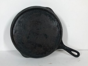 lot 147 image: Vintage Cast Iron Skillet