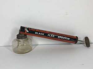 lot 186 image: VINTAGE BLACK FLAG METAL AND GLASS INSECT SPRAYER BOYLE-MIDWAY INC WOODEN HANDLE