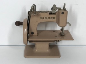 lot 398 image: Vintage Singer Sewhandy 20 Childs Miniature Metal Toy Sewing Machine